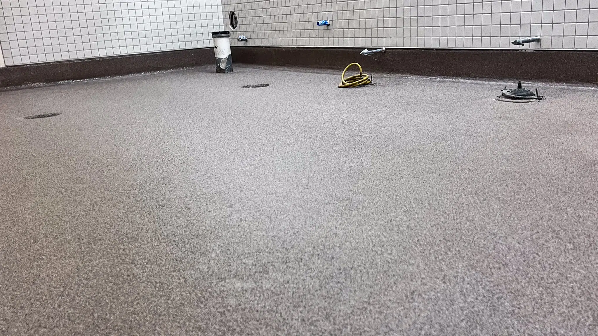 High-performance garage floor with glossy coating